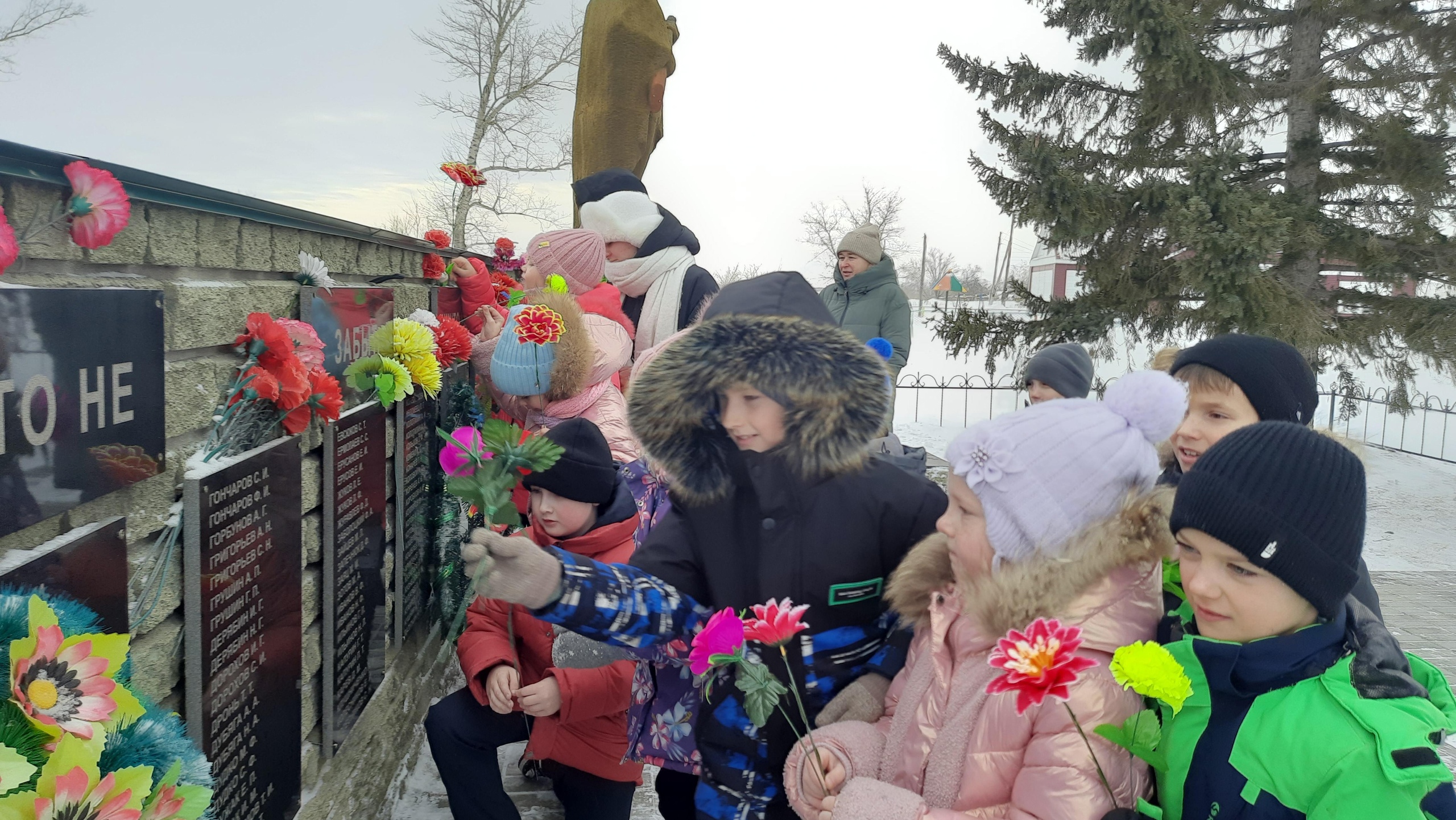 Церемония возложения цветов, посвященной 81-й годовщине со дня полного снятия блокады Ленинграда..