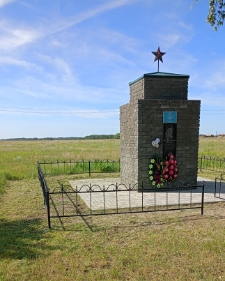 Благоустройство территории памятника В. Колесниковой.